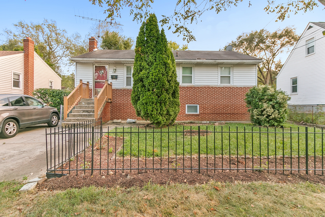 Street view - 5013 Quebec Street: 6 bedroom, 3 bath house in Berwyn.  Walk to campus!