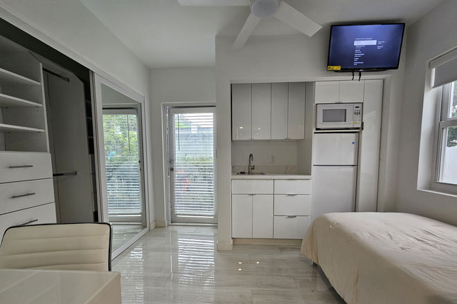 Comfy room with smart tv - Modern Convenient Efficiency! walk to UM Rental