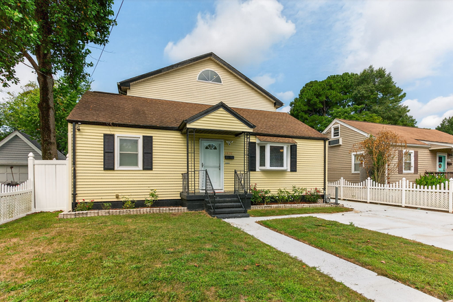 Exterior of home - Unit 3 ~ 1st Floor Private Bedroom, centralized location to campus, shopping, dining House