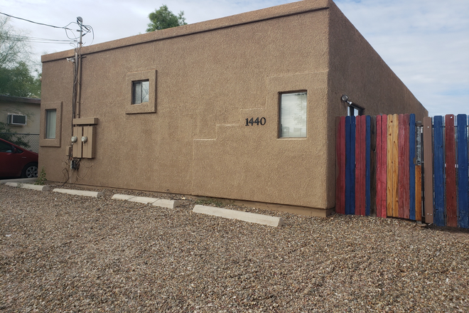 Front of the house - Granite Kitchen, Large Bedrooms, Tall Ceilings, Yards! House