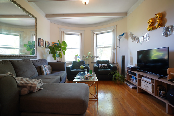 1 - AUG 2026-Incredible Brookline 3 bed, W/D in unit. No Broker Fee! Apartments