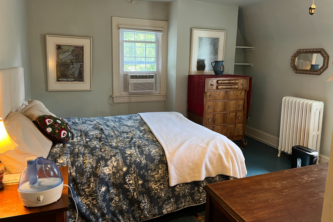 Large Bedroom - Private Roland Park Suite, large bedroom + office/2nd bedroom, bath, kitchen, very near JHU/Loyola House