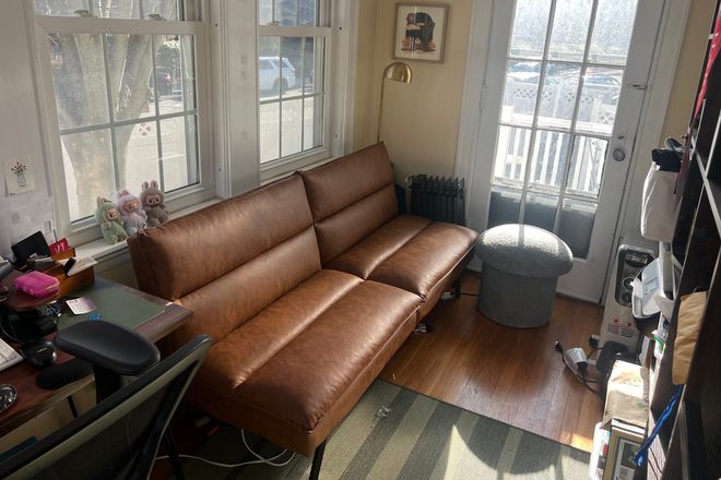 Sunroom2 - 3-Bedroom 2-Bath Furnished Apartment with 0.8 Mile Walk to Harvard Square next to Bus Stop