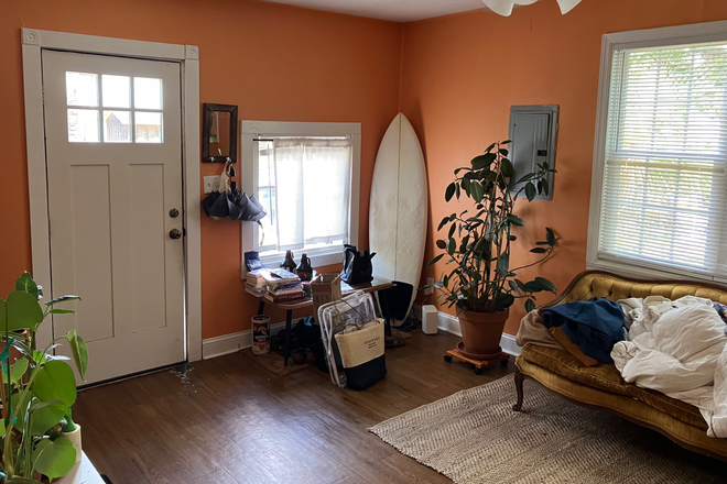 Formal Living Room - 4 bd/2 bth w fenced in yard, pet friendly, w/d, hardwood floors, fireplaces & fully renovat House