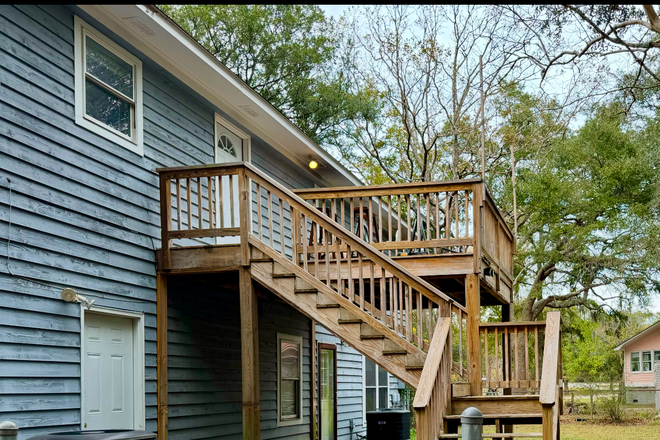 Entry to 2nd floor - 2nd floor of duplex. Newly renovated. 3 rms 2 bath. Pets welcome. Fenced in yard. 5 mls to beach Duplex