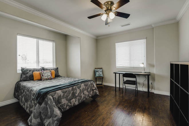 Upstairs bigger private bedroom - can be used as shared/double room - Townhouse for 4 or 5 roommates!
