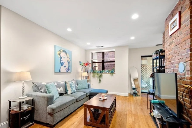 Call NOW for showings! 617-236-8600 - GAINSBOROUGH ST - MODERN 2BR/1BA IN SYMPHONY FOR *9/1/2026* W/ IN UNIT LNDRY, EXP BRICK, A/C, DW! Condo