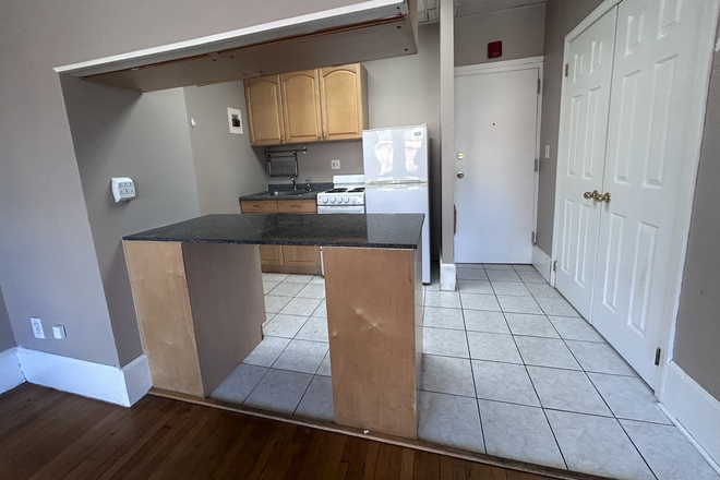 visit hubrealtyproperties.com - Lovely one bedroom, with large windows and breakfast bar, near Longwood