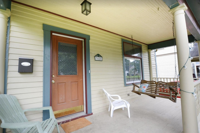 Front Patio - Beautiful 5 Bedroom House With Large Yard Near Xavier