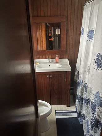 Bathroom with claw foot tub - Cozy Cottage in the Scarborough Area of Narragansett for The Academic Year House