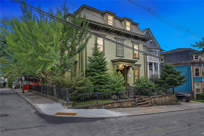  - Newly Renovated 1 Bedroom Close to Brown / RISD