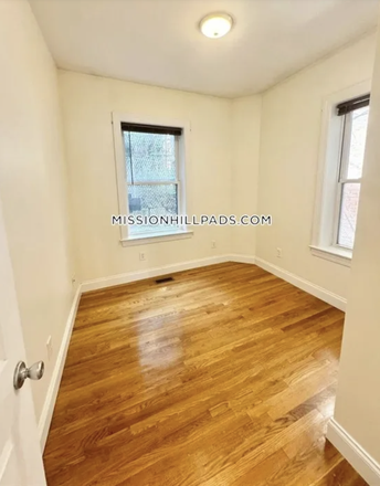 Bedroom - Apartment Next to Green Line (Mission Park)