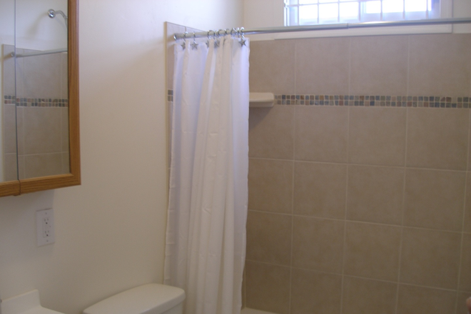 Bathroom - Fully Remodeled & Furnished Off Campus House - Temple!