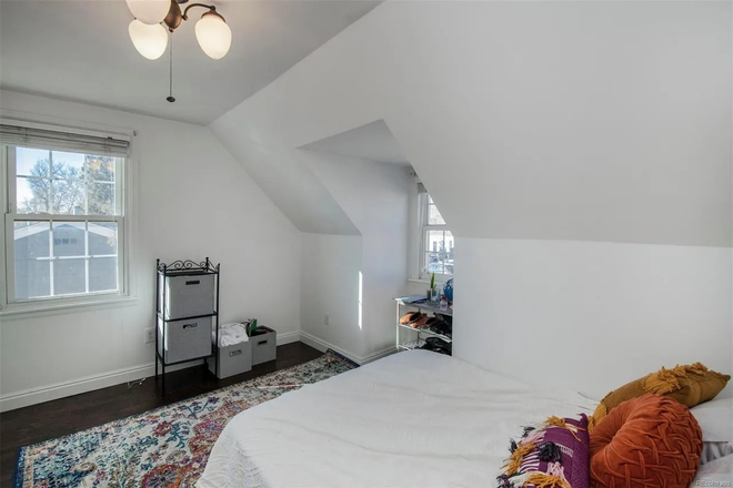 Upstairs bedroom 2 - 3-bedroom house near Regis!