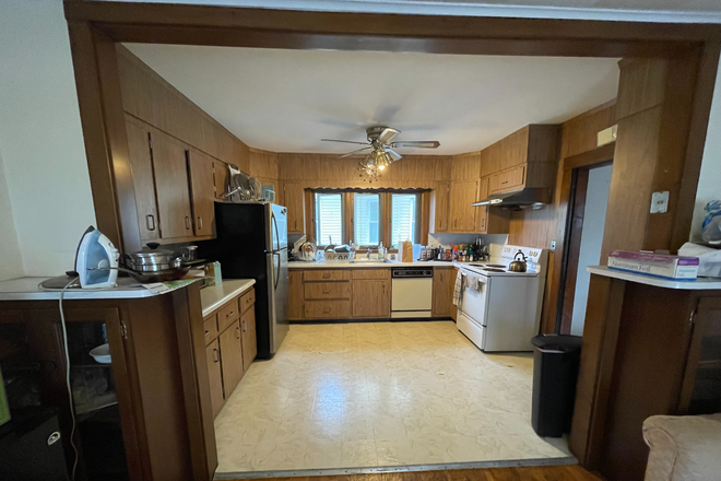 Kitchen - Large 3-bedroom apt with master suite and office near Tufts