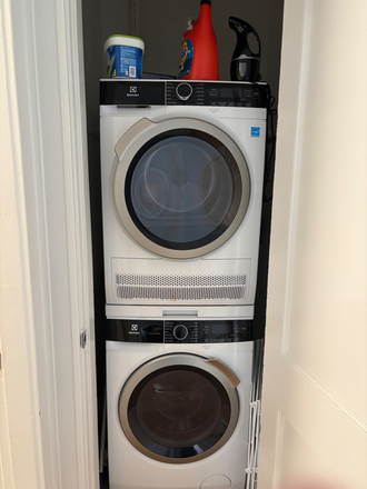 In-Unit washer/dryer - 3 Bedroom Apartment on Park Drive - Available 1/1/26 - Close to Campus