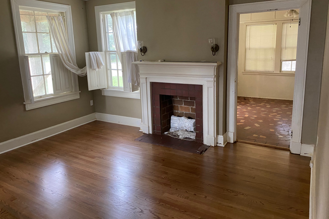 Living room - 3 BR 2 BA - Walk or Bike to LSU Campus Available NOW House