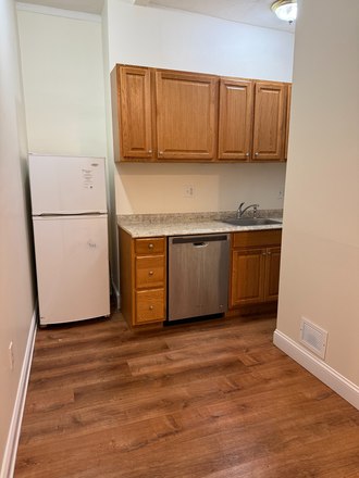 Dining Area - NO FEE - NOVEMBER 1ST - 1 Bedroom Apartment on Huntington Ave. - GRAD STUDENTS
