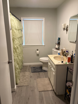Bathroom - House on bus line (15 min to campus)