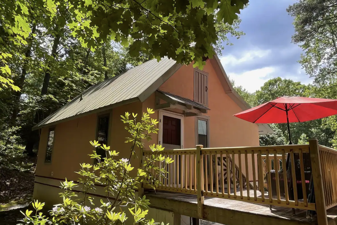 Outside view - Gorgeous fully-furnished in-law suite located 15 minutes from campus with all amenities included Apartments