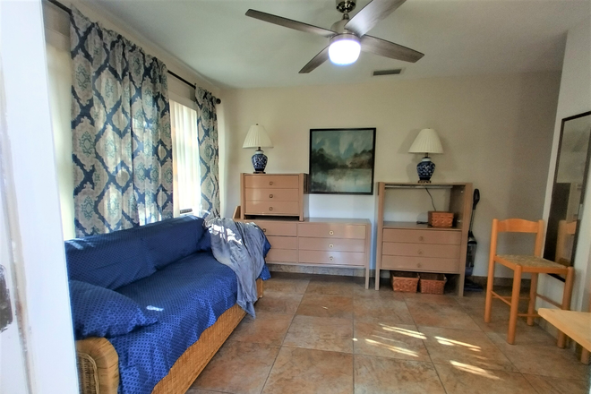 trundle bed - NOT A SHARE! PRIVATE ENTRANCE AND BATH, WALK/BIKE TO FAU; House