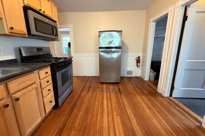 1 - AUGUST 2026 -Bright and spacious 3 bed/1 Bath /No Fee! Triplex