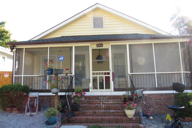 Unit A (left)  Unit B (right) - Duplex apartment for rent near Duke East Campus