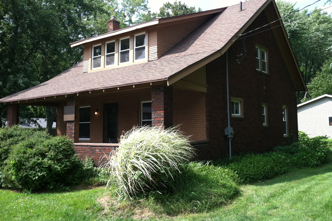 Front Yard - Cuddeback Real Estate LLC | 108 Oakland Dr East Lansing, MI 48823
