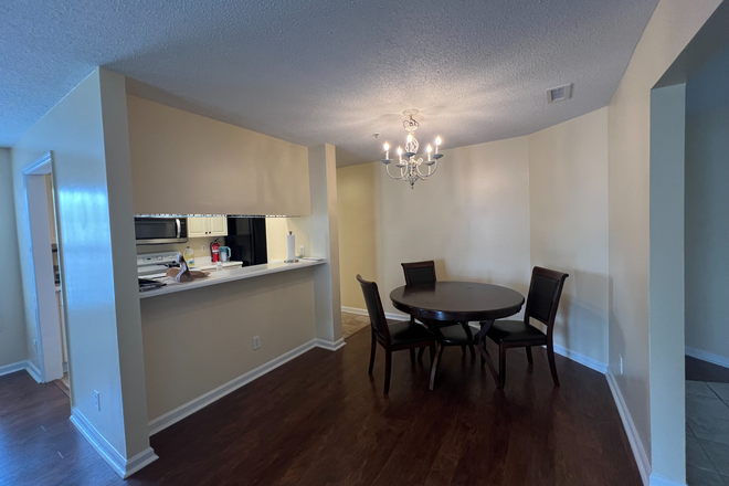 Dining area - 2 rooms available in a shared 3 bedroom condo