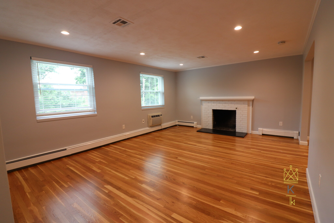 Living Room - Renovated Top Floor 3bd/2ba w/ Central AC, In- Apartments Unit W/D, Private Deck