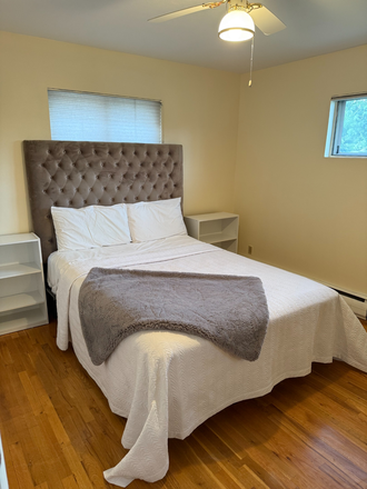 Bethroom - Student Housing – Furnished Rooms Near CMU, All Utilities Included House