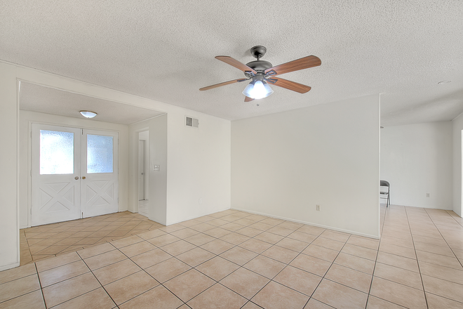 Living Room/Entrance - House with Pool – Walk or Bike to UCR - 5BR/2BA