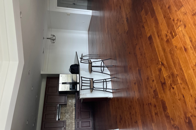 kitchen/bar counter - Apartment close to campus