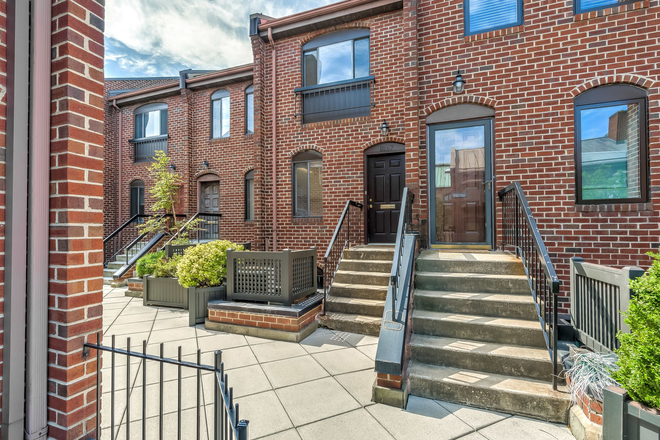 Outside - Georgetown -  Papermill w Parking $3200 Townhome