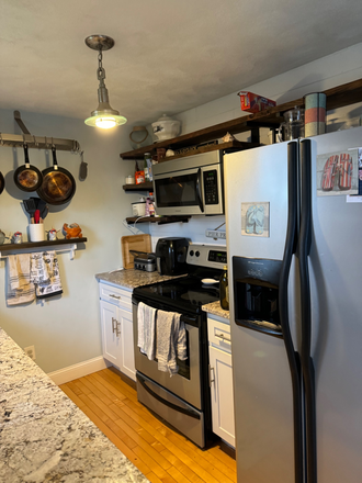 Kitchen with new countertops and shelves - Beautiful town house close to URI campus