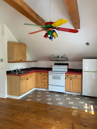 kitchen - Spacious, 2nd floor studio with cathedral ceilings in Fox Point Apartments