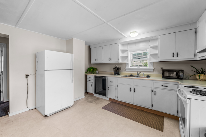 Kitchen - Spring Semester - All Inclusive Rent for $5,500 - 2 Miles from Storrs Campus Duplex