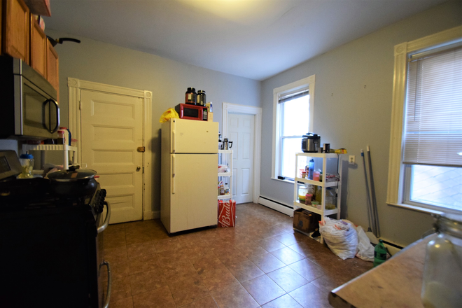 ... - SUNNY AND SPACIOUS 4 BED / 2 BATH - MISSION HILL Triplex