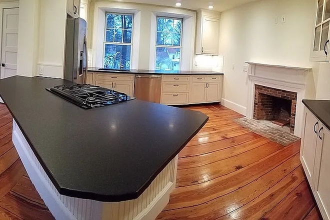 kitchen - Downtown Spacious Luxury Townhouse next to Bus line and Emily Dickinson Museum