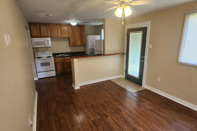 Spacious Living Room - MOVE IN READY-WASHER/DRYER INCLUDED! Apartments