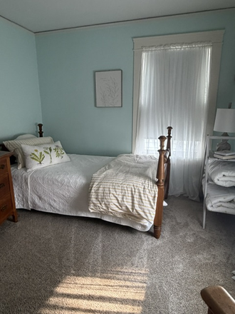 Bedroom - Sunny Furnished Room in Cleveland Heights Home – All Utilities Included.