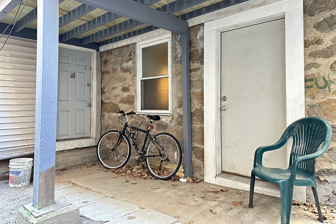 . - INCREDIBLE OPPORTUNITY TO RENT 5 BEDROOMS 2 BATHROOM RENOVATED UNIT** Triplex