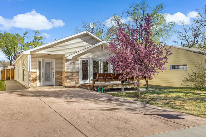 Front Yard - 3 Bedroom House Close to Campus
