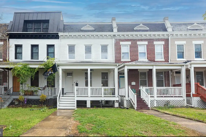 Street View - 15 Minute walk to Campus from Newly Renovated Rowhome