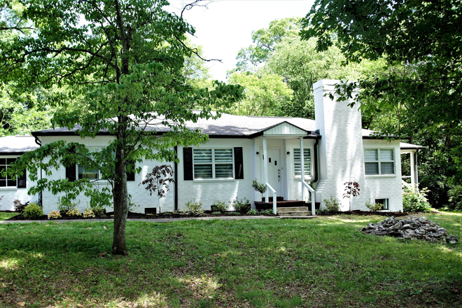 Beautifully restored and updated 1950's ranch, with storage up (attic) and down (large room of basement) - Nature Retreat Close to Downtown House