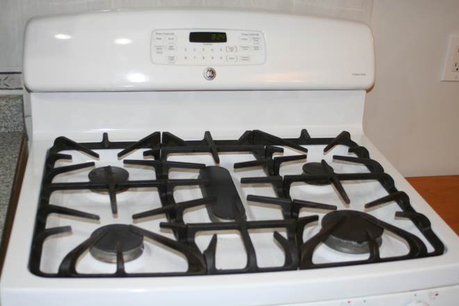 Gas stove - Riverdale, steps to subway, walkable to St George Apartments