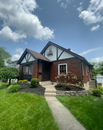 view of the house from the sidewalk! - Four Bedroom House 15min from Campus in Pleasant Ridge