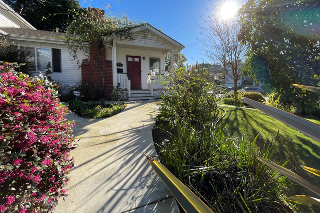 At the corner, front - GREAT HOUSE FOR STUDENTS