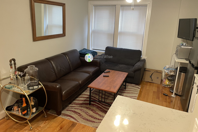 2 - SEPT 2026: North End. 1 and 2 Beds. Laundry. Dishwasher. Renovated Kitchen Apartments