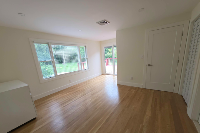 newly renovated private bedroom with an exclusively reserved bathroom across the hall. - Newly Renovated Furnished Rooms with Private Baths – 8 Minutes to Princeton House